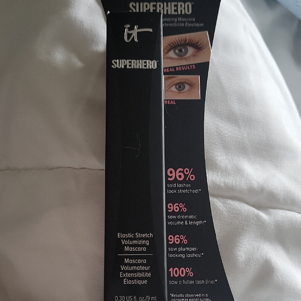 it cosmetics Superhero Elastic Stretch Volumizing Mascara - Black Packaging
